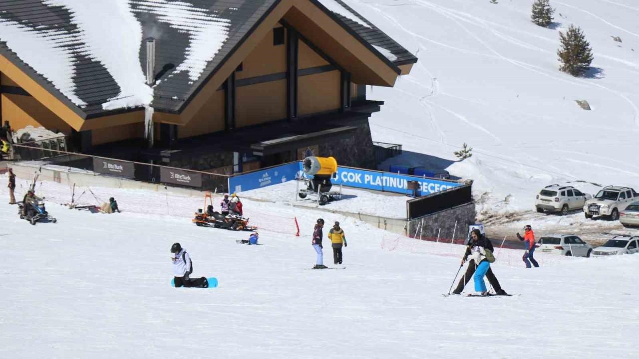 Kartalkayada kayak sezonu kapandı Son günde kayağın tadını çıkardılar