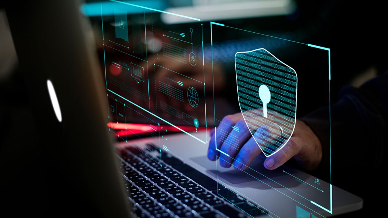 Siber Güvenlik Tehditleri Artarken Evden Çalışma: Gizliliğinizi VPN ile Koruyun