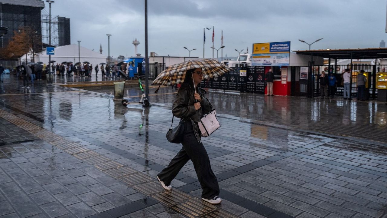 Hafta Sonu Türkiye'yi Etkisi Altına Alacak Hava Değişikliği: Yağışlar ve Sıcaklık Düşüşü Geliyor