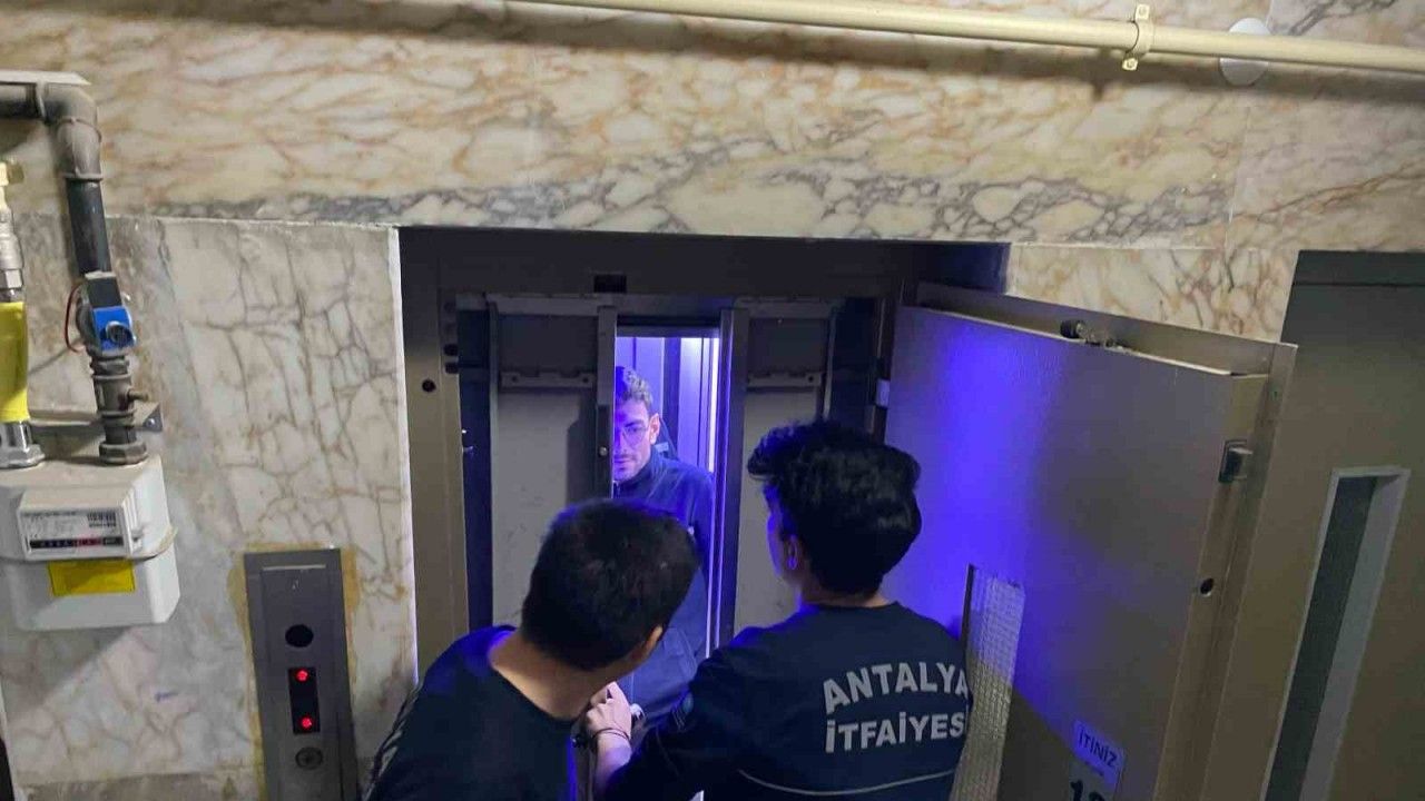14 katlı binanın asansöründe mahsur kalan kuryeyi itfaiye kurtardı