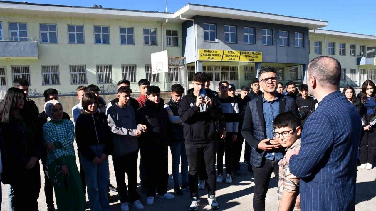 Adıyamanlı öğrenciler, depremde yanlarında olan Sivereklilere gül dağıttı