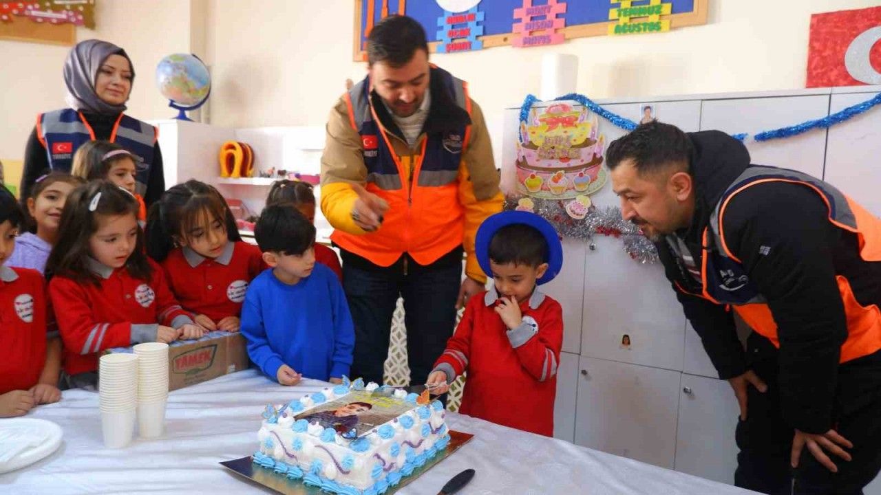 AFAD Gönüllüleri’nden depremzede Yiğit Buğra’ya sürpriz kutlama