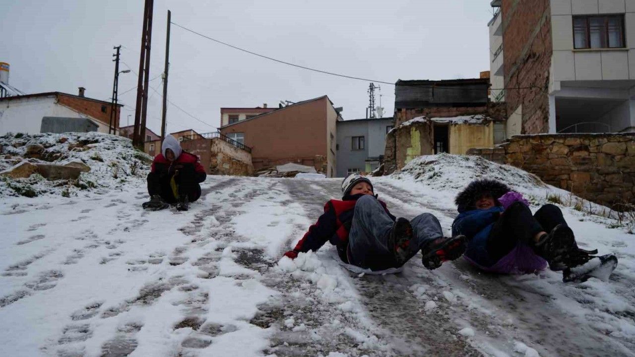 Bayburt’ta kar nedeniyle okullar 1 gün tatil edildi