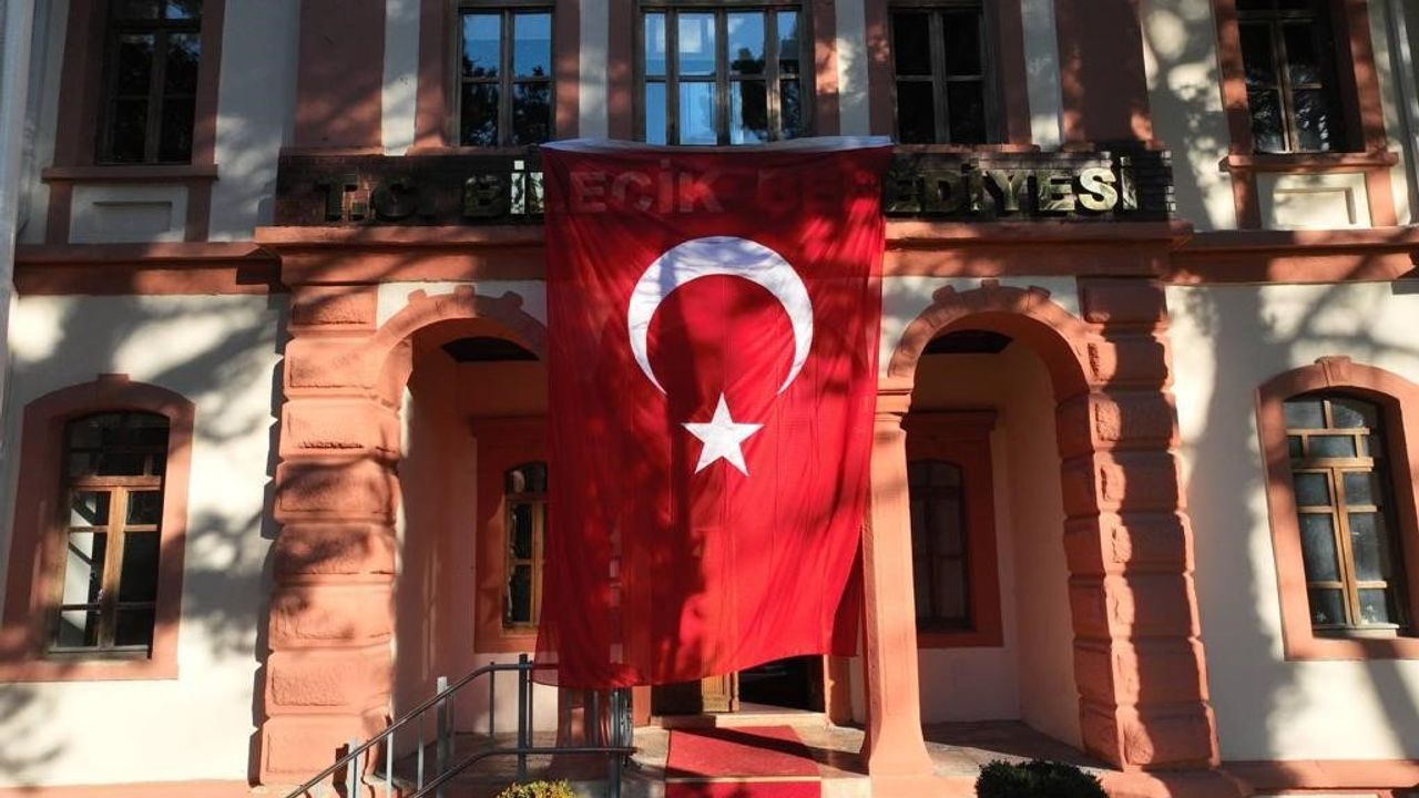 Belediyeye ait binalara Türk bayrakları asıldı