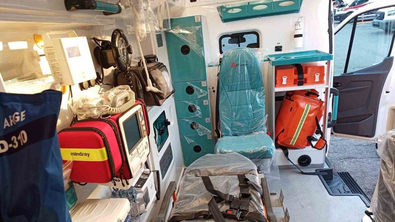 Bitlis İl Sağlık Müdürlüğü bünyesine 2 ambulans daha tahsis edildi