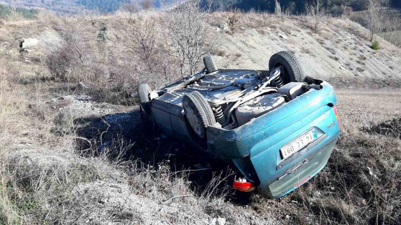 Bolu’da otomobil şarampole devrildi: 2 yaralı