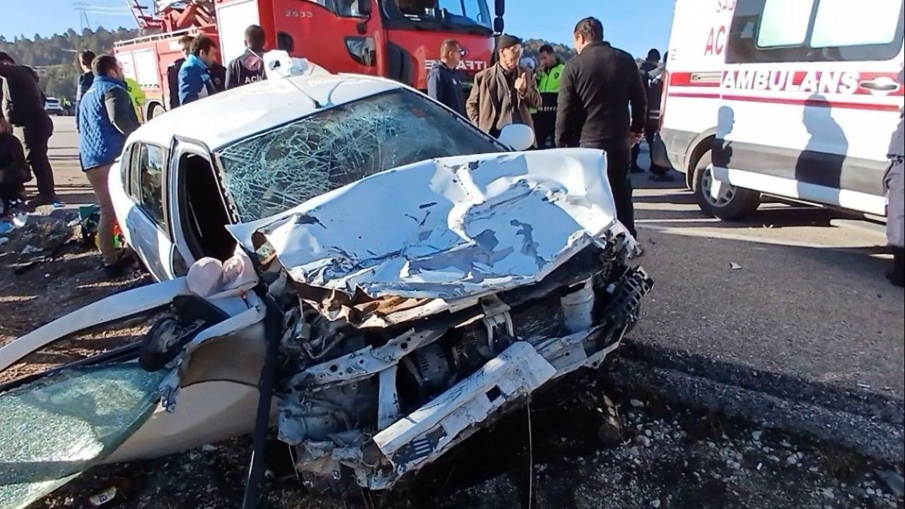 Burdur- Fethiye karayolunda 3 araç çarpıştı, 1 ölü, 5 ağır yaralı