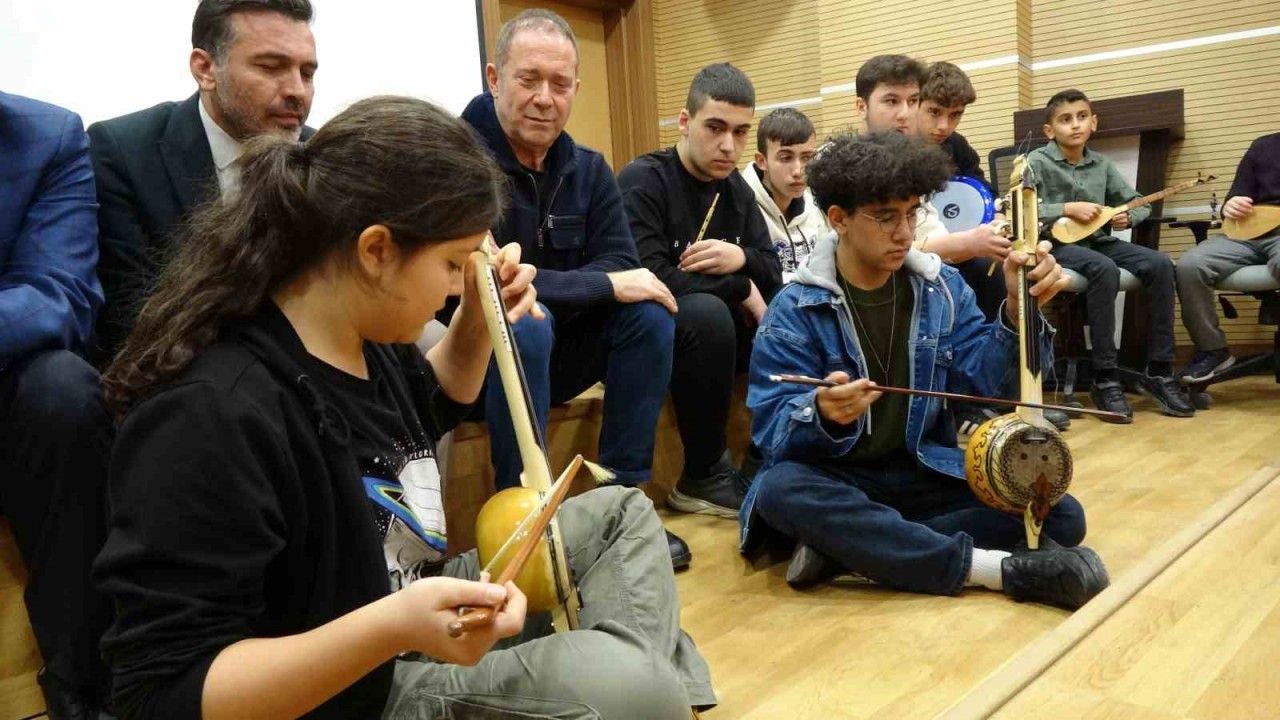 Burdur’da yöresel halk müziğinin yeni nesillere aktarılması için kurs açıldı