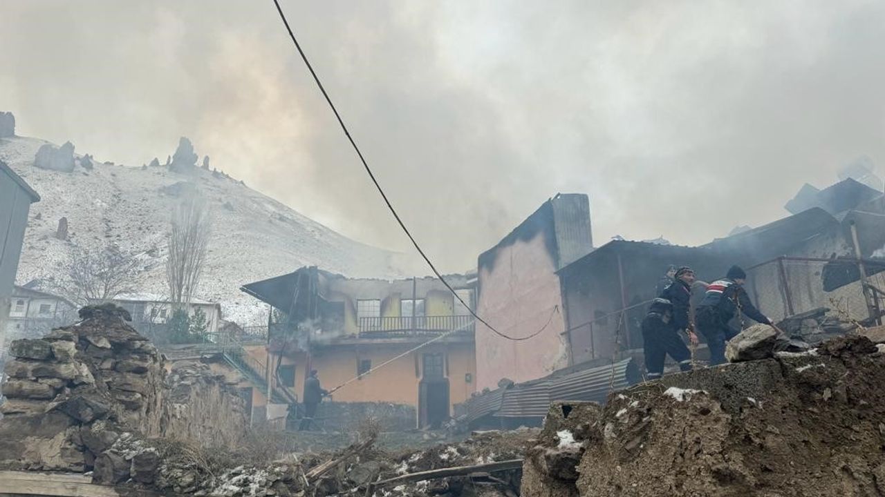 Divriği’de korkutan yangın: 5 ev zarar gördü
