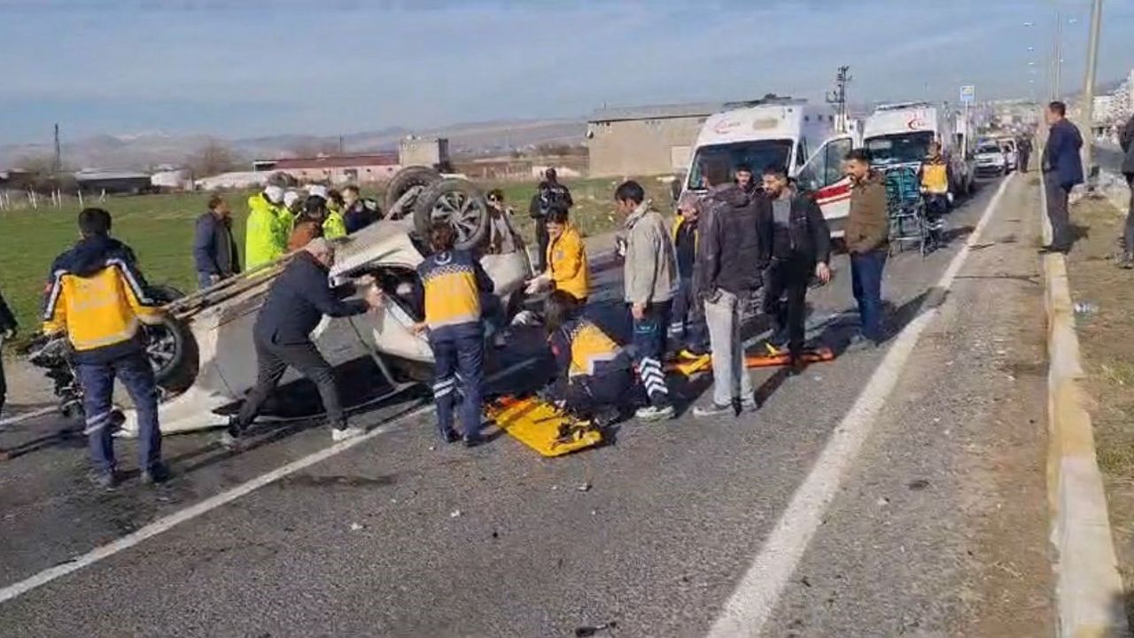 Diyarbakır’da hafriyat kamyonu otomobille çarpıştı: 1’i ağır 3 yaralı