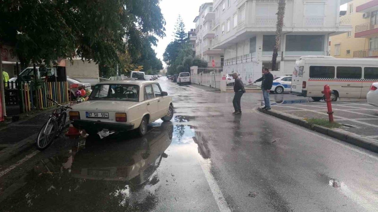 ’Dur’ levhasına uymayan sürücüler caddeyi çarpışan otomobillere çevirdi