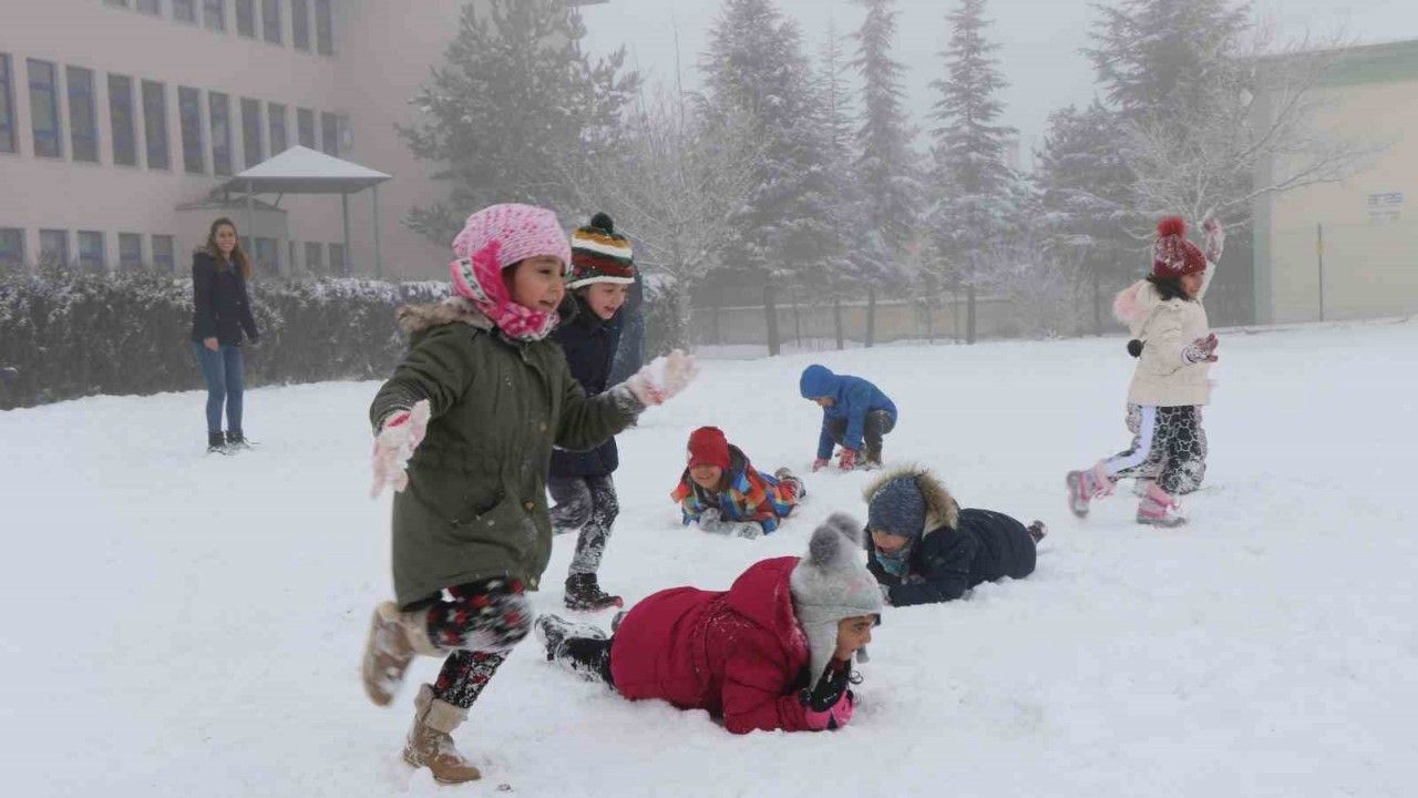 Erzincan’ın Tercan ve Refahiye ilçelerinde kar tatili