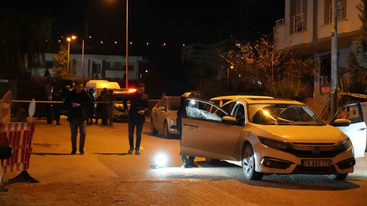 Kilis’te park halindeki araca kurşun yağdırdılar:1 ölü, 1 ağır yaralı