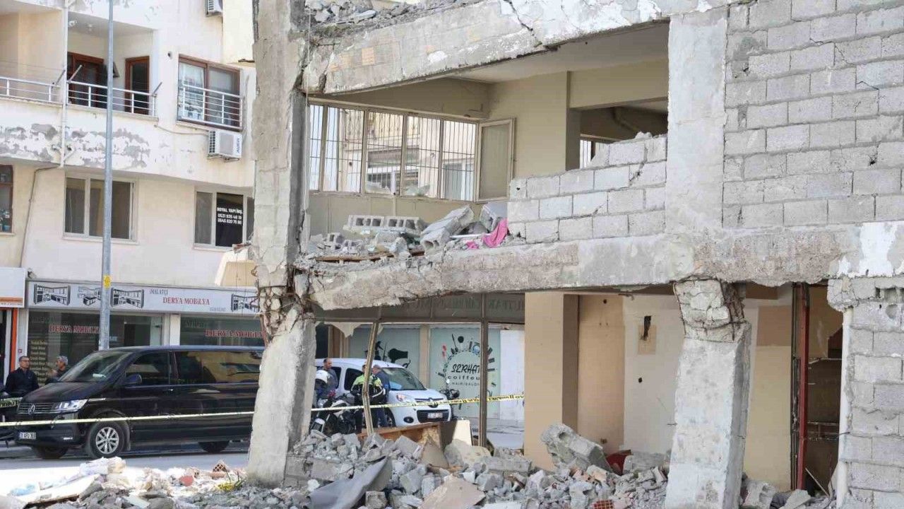 Kolonları parçalanan ve ayakta güçlükle duran binanın ’hasarsız’ olduğu gerekçesiyle mahkemeye verilmesi hayrete düşürdü