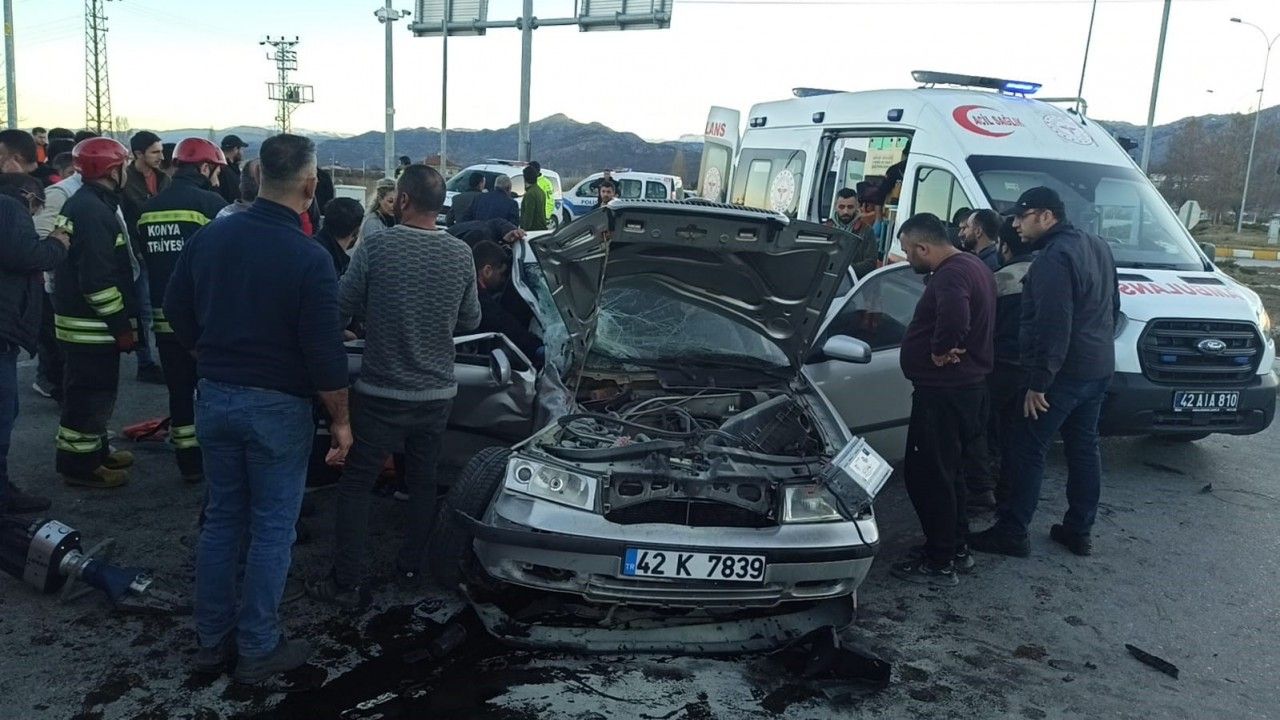Konya’da otomobil kamyonla çarpıştı: 2 yaralı