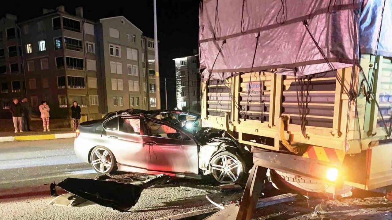 Konya’da otomobil park halindeki kamyona çarptı: 2 yaralı