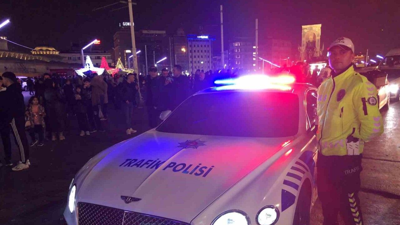 Lüks polis aracı Taksim’de yeni yıl mesaisinde