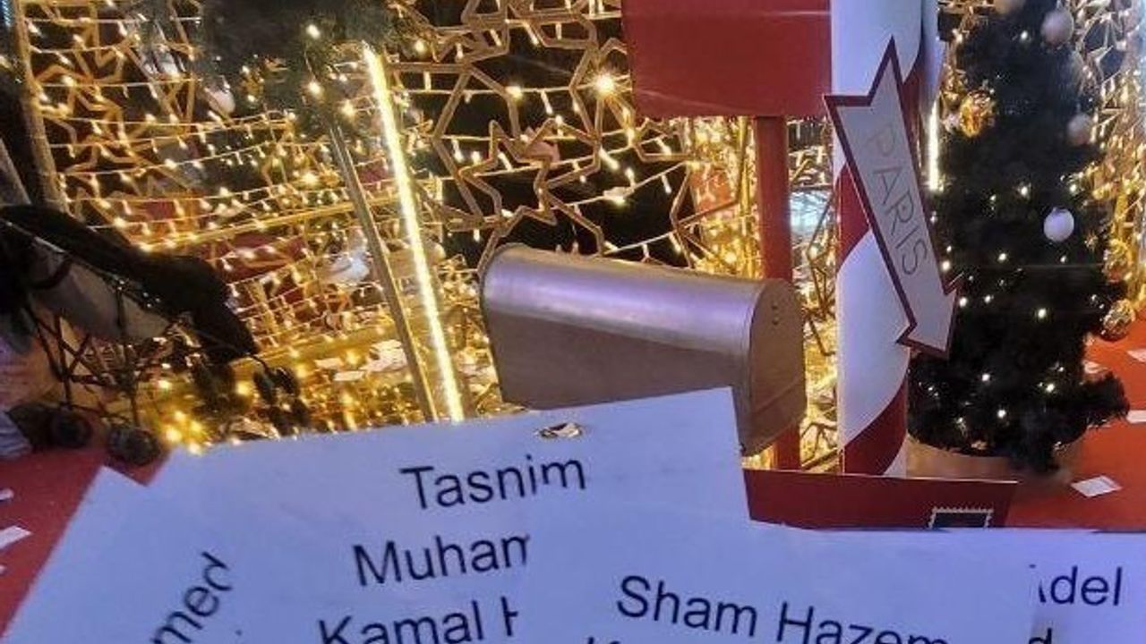 Öldürülen Filistinli çocukların isminin yazdığı broşürler AVM’nin üst katından aşağı bırakıldı