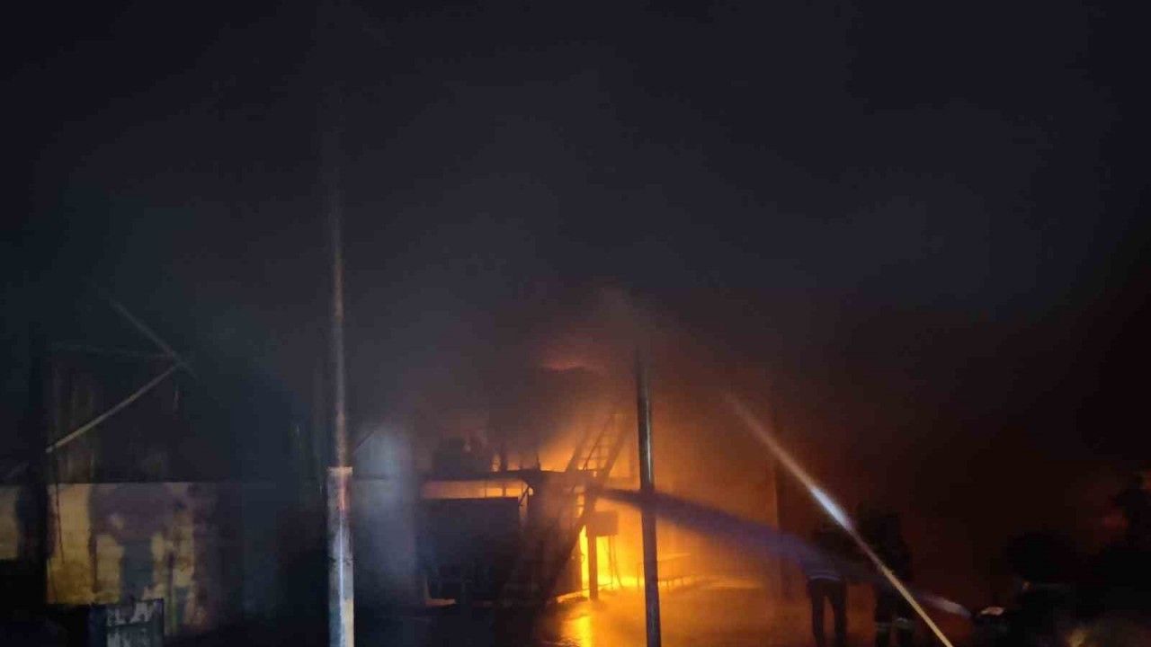 Rize’de mobilya fabrikasında yangın