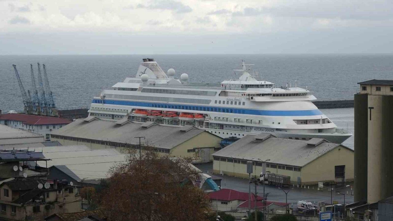 Rus turistleri taşıyan kruvaziyer gemisi Trabzon Limanı’na demirledi