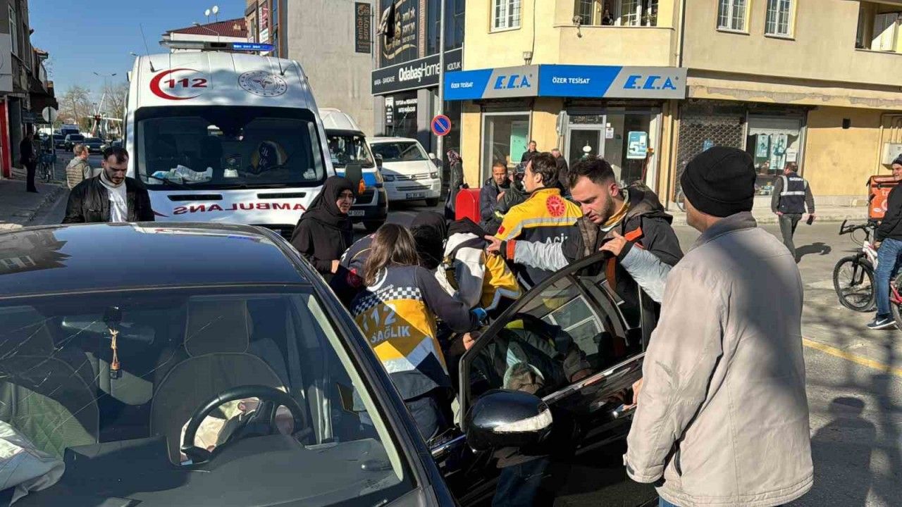 Şehrin göbeğinde korkutan kaza: Yaralının yakını olay yerinde fenalık geçirdi