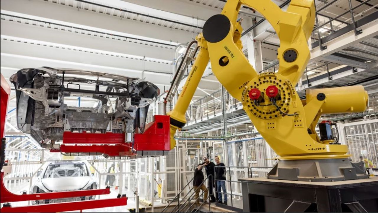 Tesla fabrikasında robotun mühendise saldırdığı ortaya çıktı