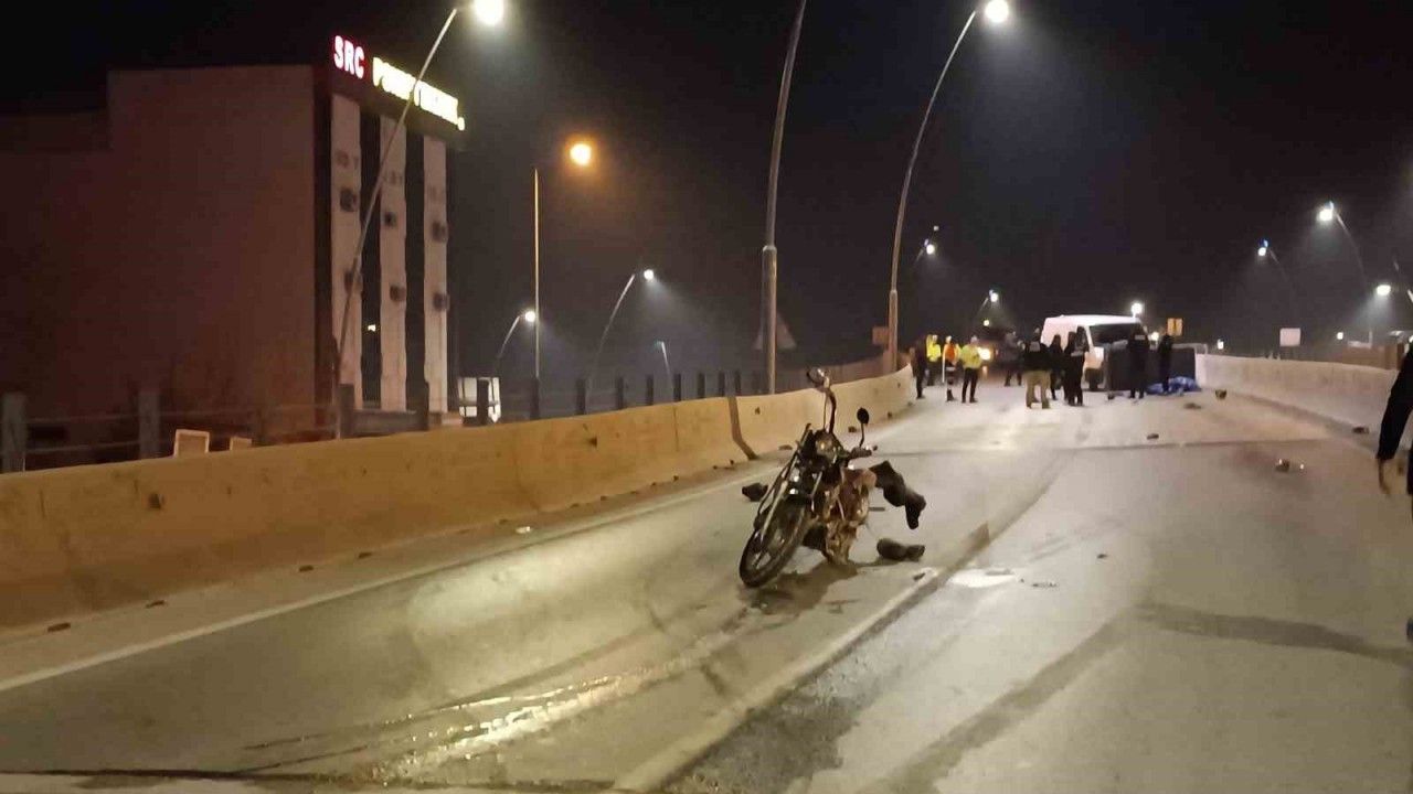 Üst geçitte ilerleyen SUV araç motosiklete çarptı: 2 ölü