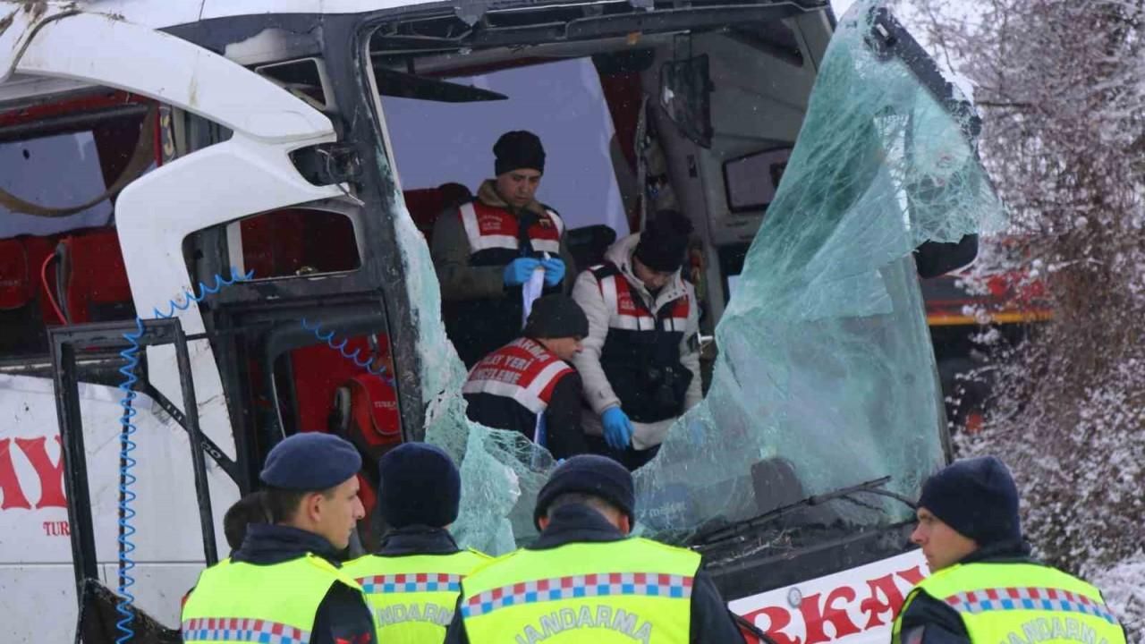 6 kişiye mezar olan yolcu otobüsünden geriye enkazı kaldı