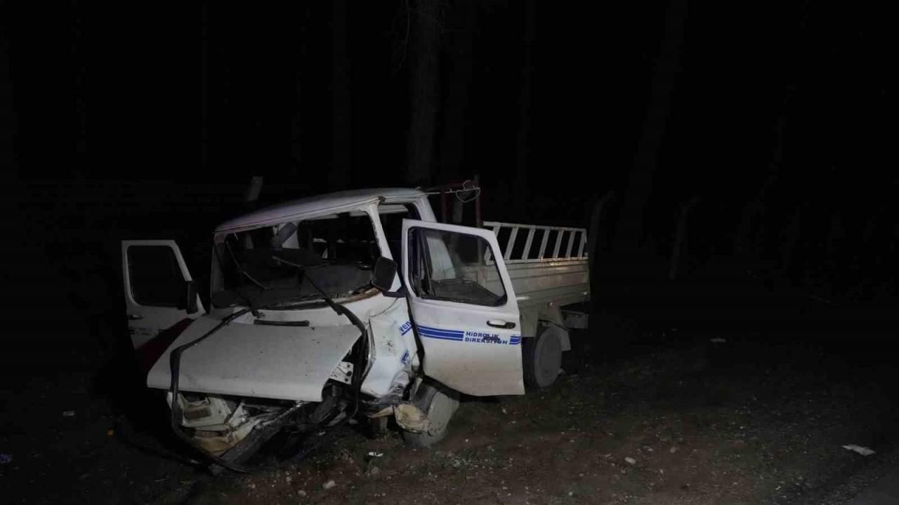 Antalya’da otomobil ile kamyonet kafa kafaya çarpıştı: 1 ölü, 2 yaralı