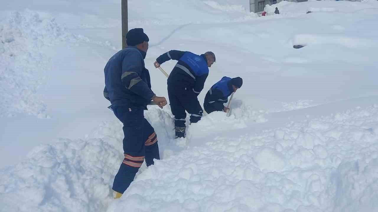 Belediye ekibinin zorlu karla mücadelesi