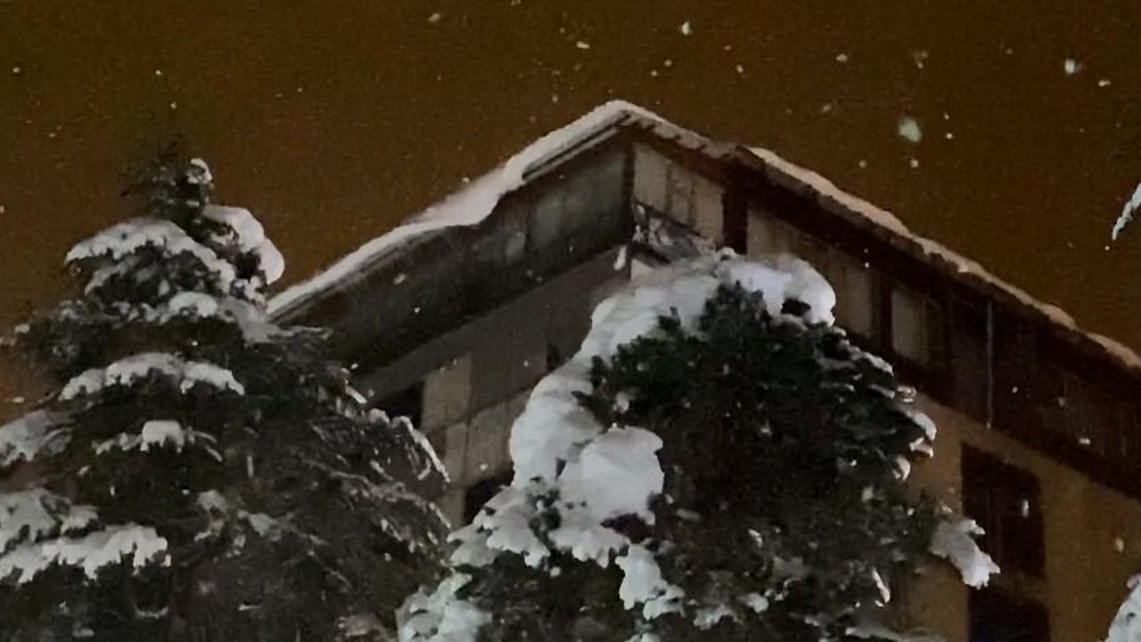 Çatılardaki buz sarkıtları ve kar birikintisi tehlike saçıyor