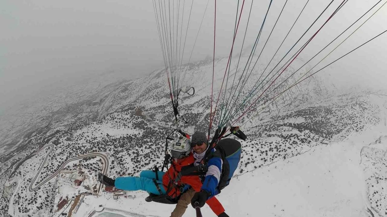 Ergan Dağı’nda adrenalin dolu ’göl manzaralı’ yamaç paraşütü