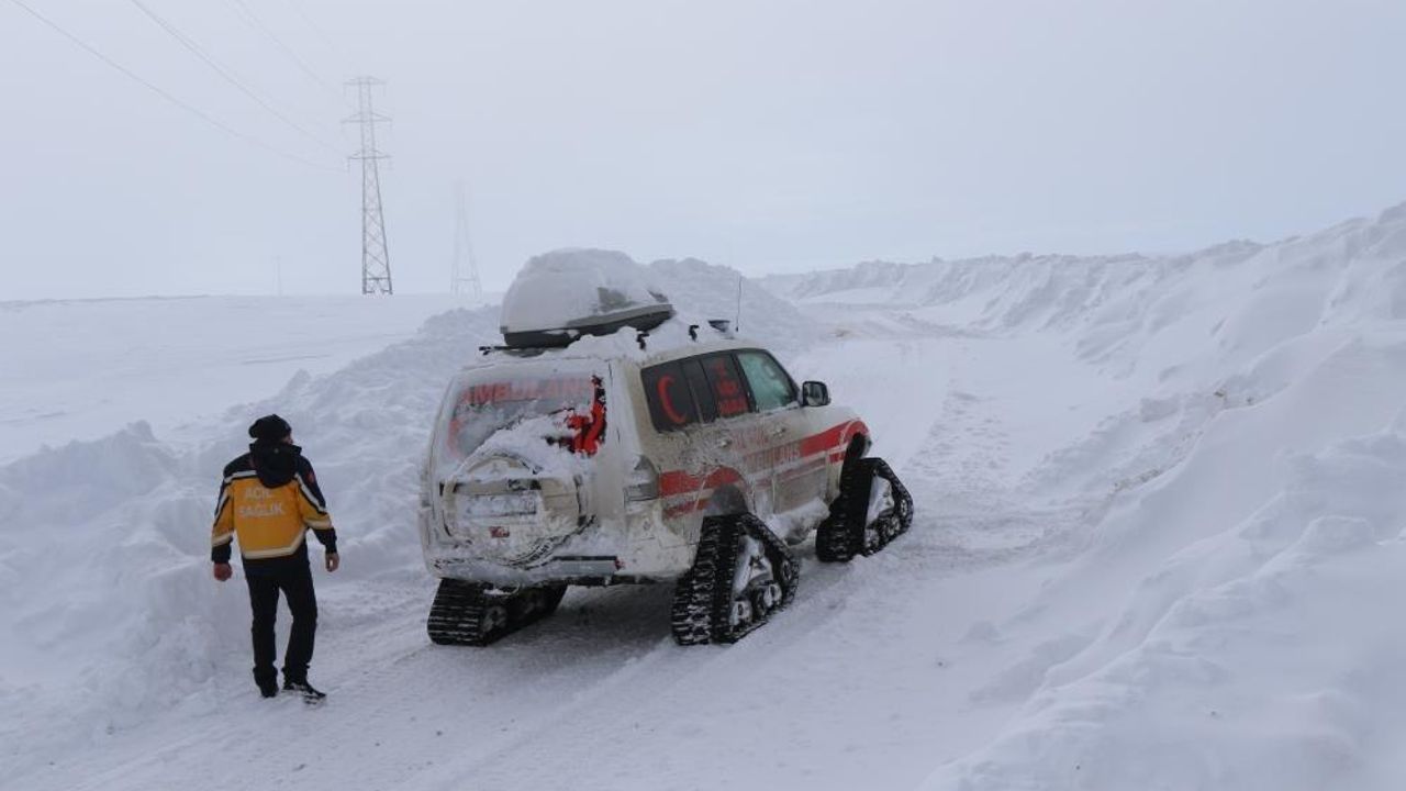 Erzincan’da karlı dağları aşan paletli ambulanslar hastaların derdine derman oluyor