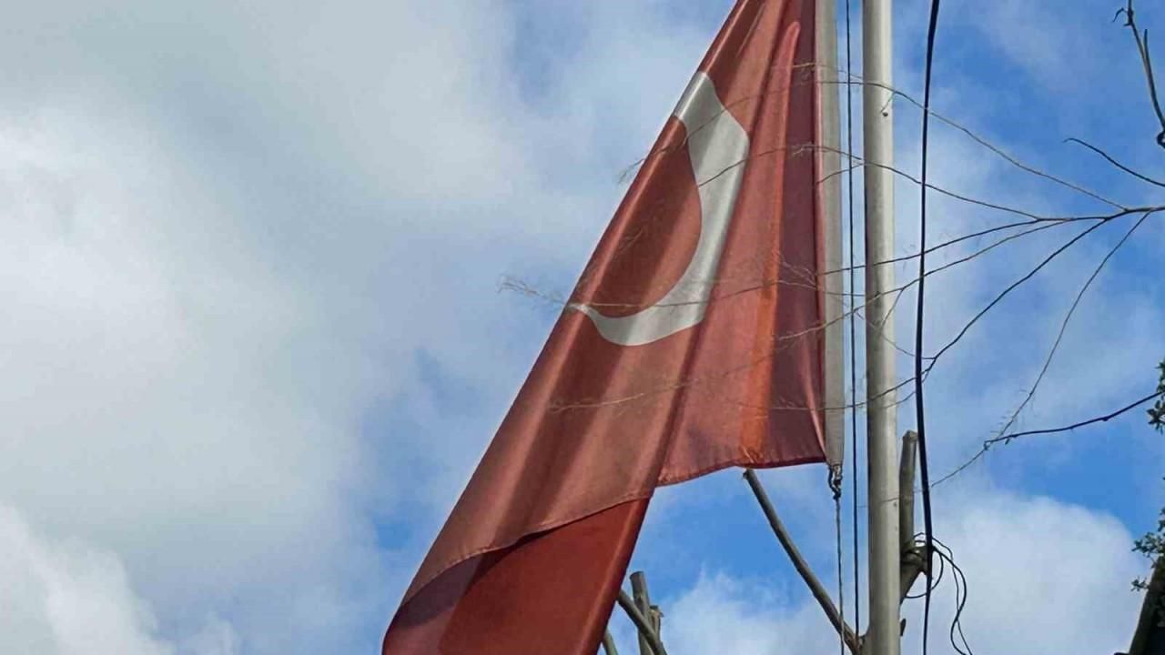 Eskişehir’de bakımsız Türk bayrağının hali tepkiye sebep oldu