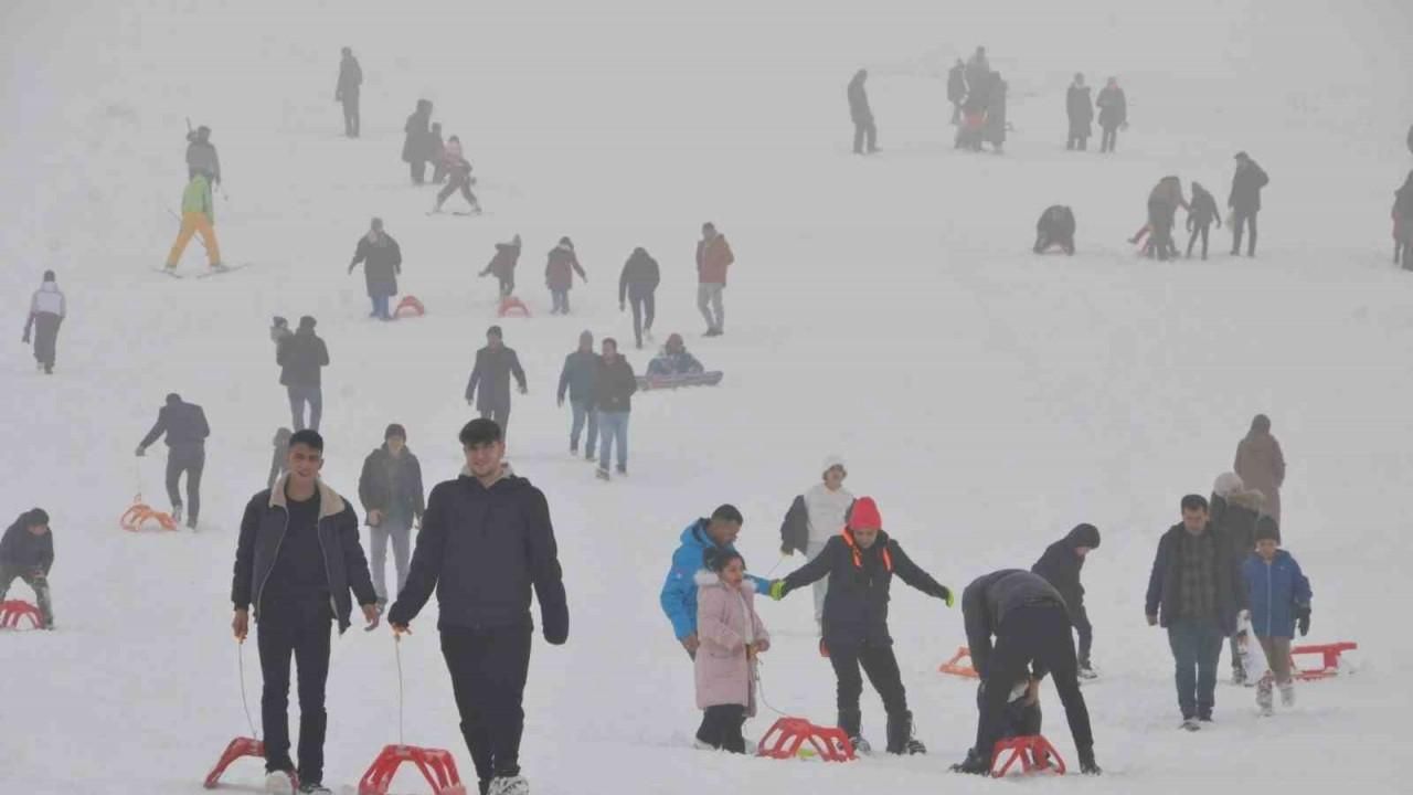 Güzeltepe Kayak Merkezi kar yağışıyla sezonu açtı