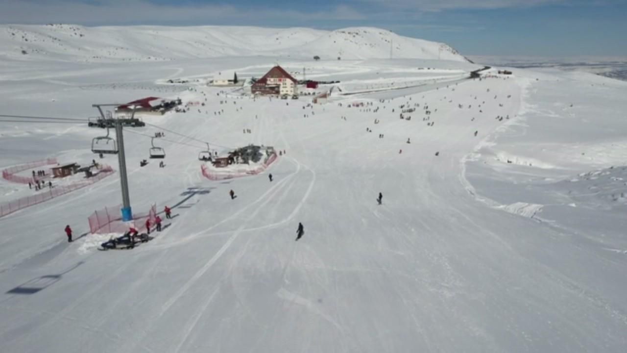Hesarek’te sezon açıldı, ara tatili fırsat bilenler kayak merkezine akın etti
