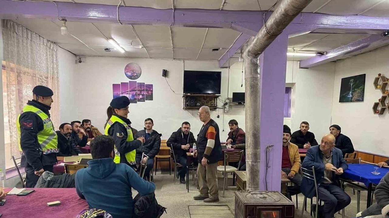 Jandarma ekiplerinden kahvehanede trafik eğitimi