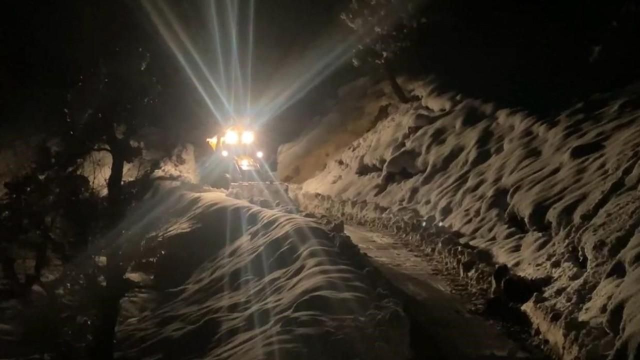 Kar kalınlığının 3 metreyi geçtiği Şırnak’ta yol açma çalışmaları devam ediyor