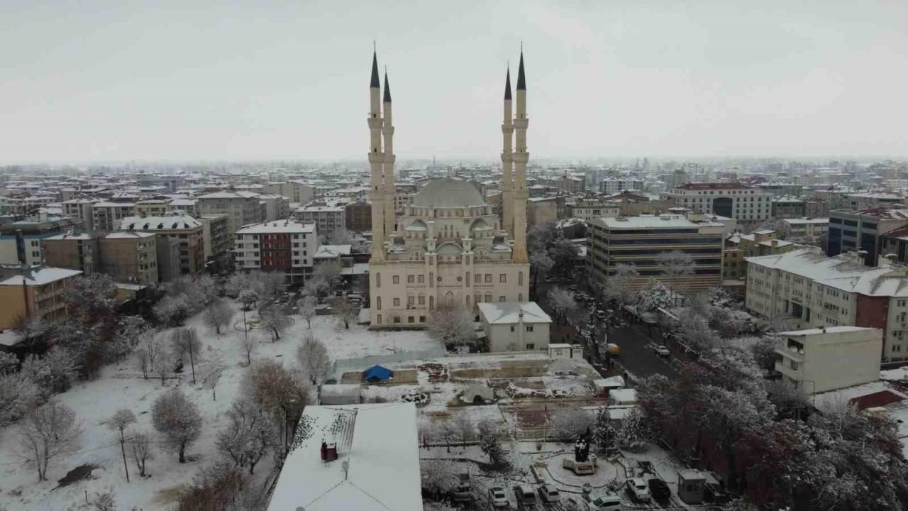 Karla beyaza bürünen Iğdır şehir merkezi havadan görüntülendi