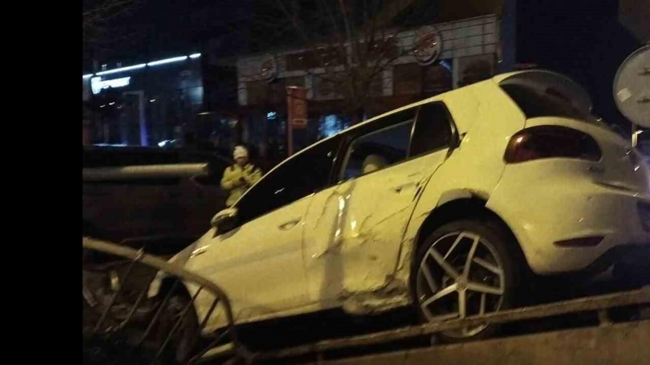 Kartal’da polisten kaçan araç sürücüsü yol kenarındaki otoparka uçtu