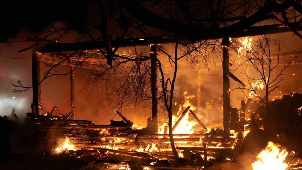 Kastamonu'da iki katlı ahşap ev ve tarım araçları yandı