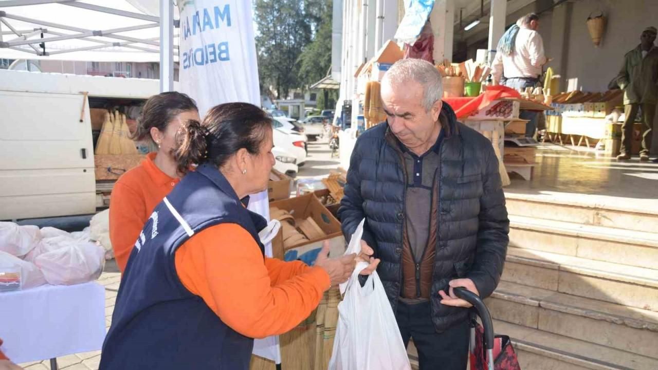 Marmaris Belediyesi 400 kilogram turunç dağıttı