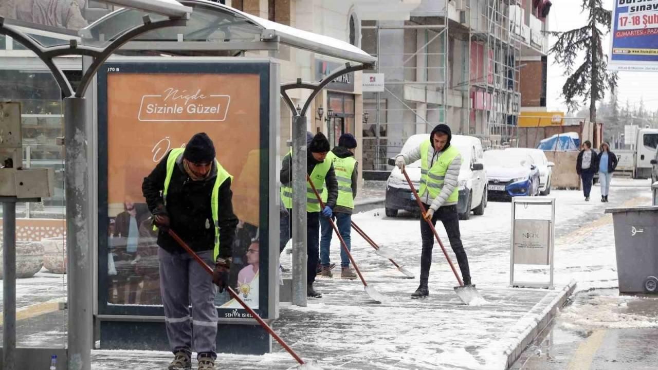 Niğde Belediyesi’nden kent genelinde karla mücadele çalışması
