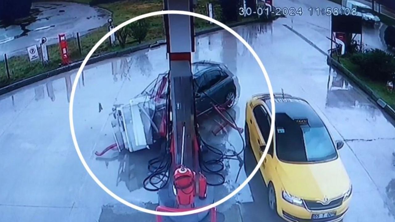 Otomobilin akaryakıt istasyonundaki pompaya çarptığı kaza kamerada