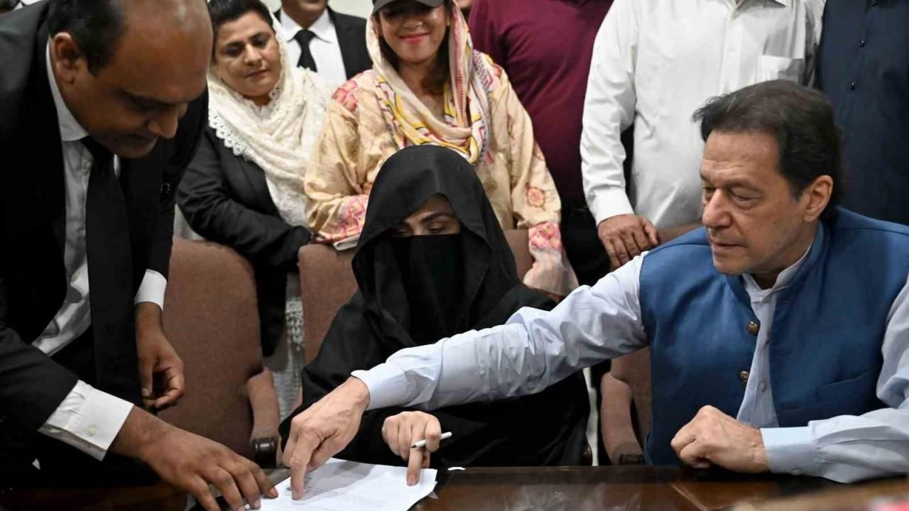 Pakistan’da eski Başbakan Khan ve eşine 14’er yıl hapis cezası