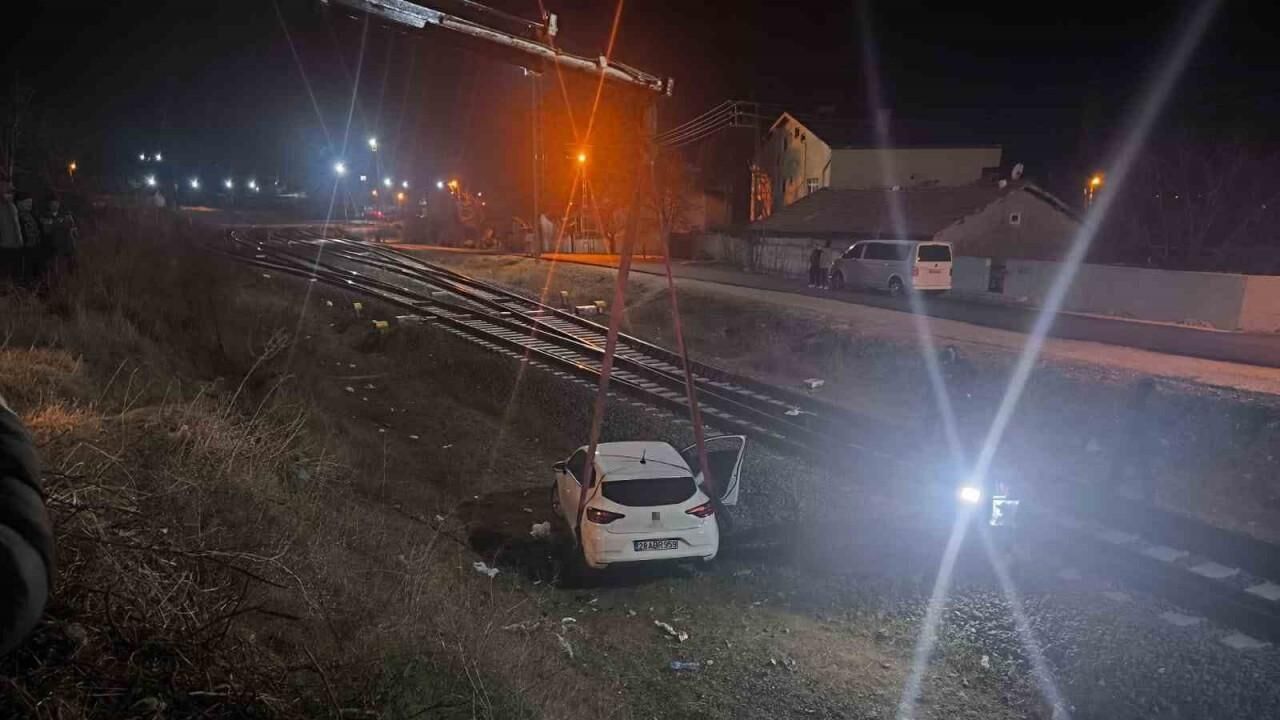 Polisten kaçarken demiryoluna uçtular: Otomobildeki 2 kişiye gözaltı