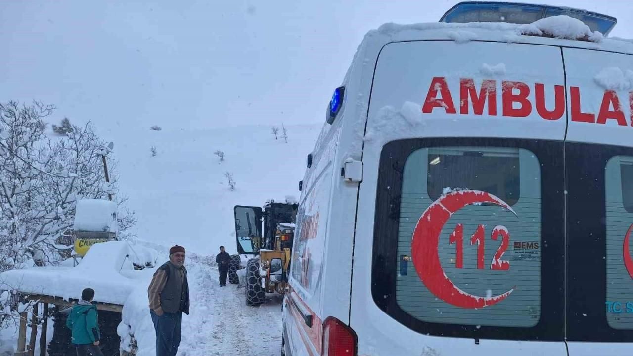 Siirt’te yolu kardan kapanan mezrada rahatsızlanan hamile kadın hastaneye ulaştırıldı
