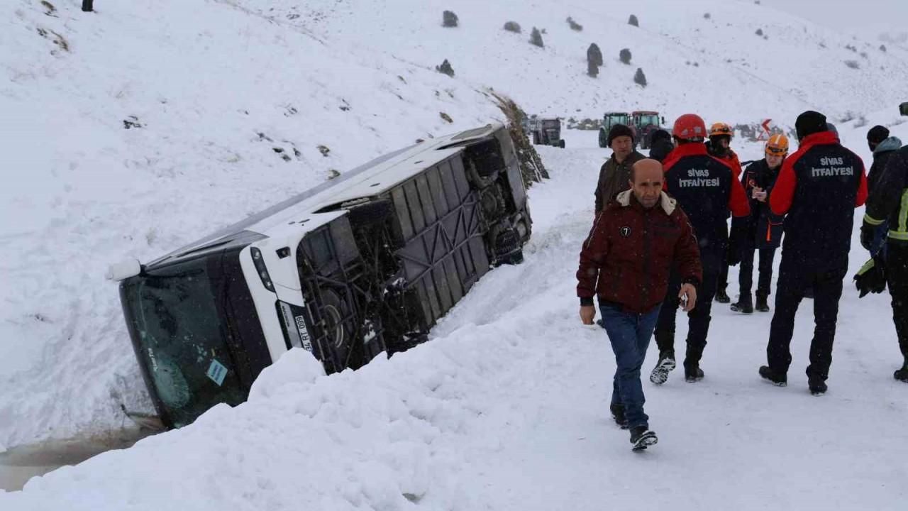 Sivas’ta cenaze yakınlarını taşıyan otobüs devrildi: 20 yaralı