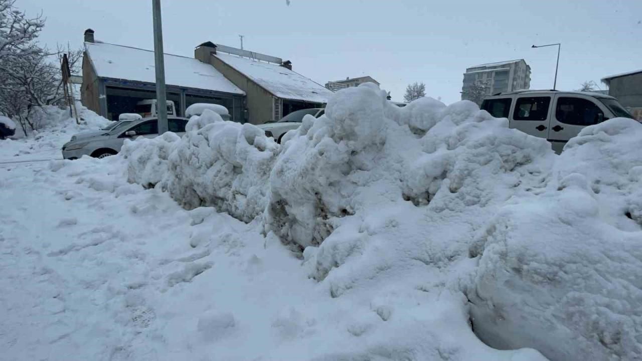 Tatvan’da biriken karlar yer yer 3 metreyi geçti