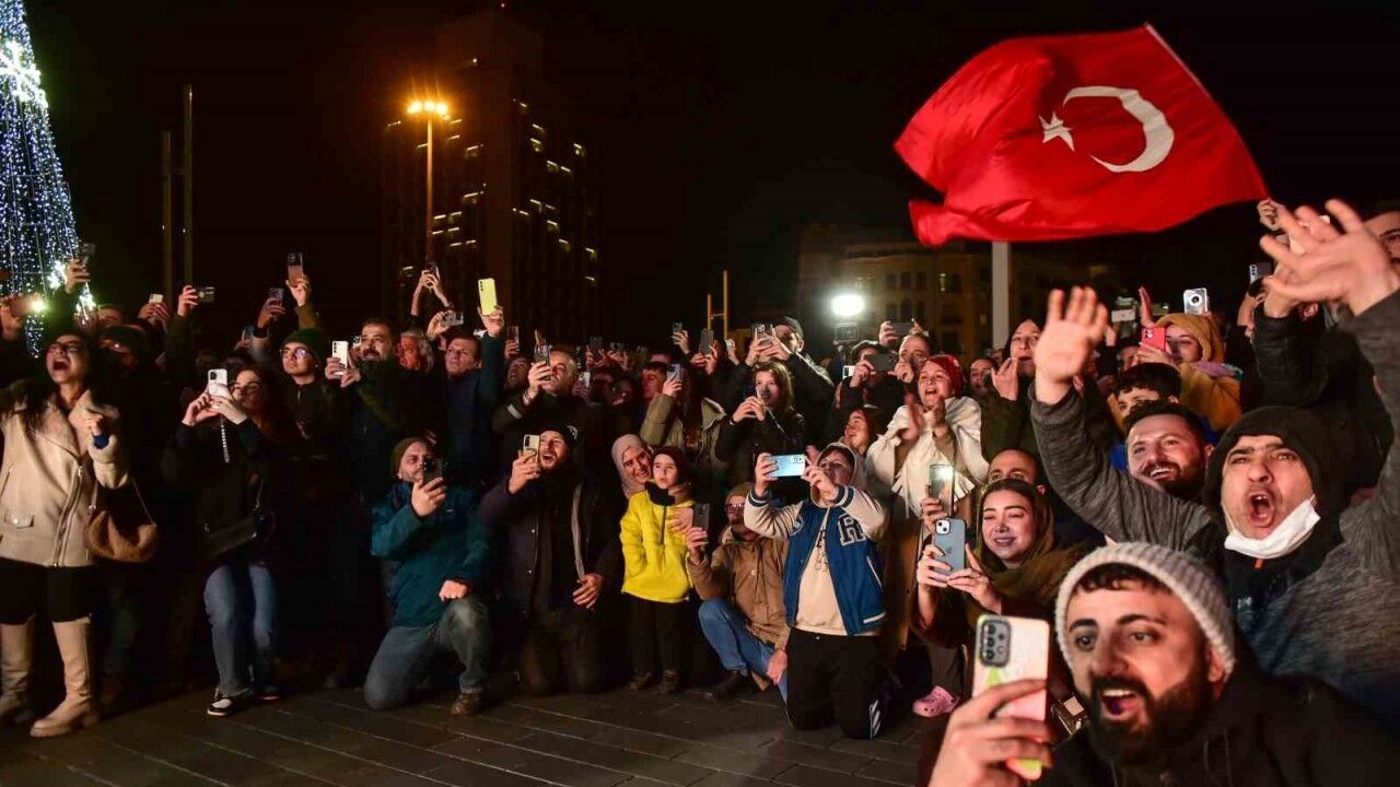 T Rkiyenin Ilk Uzay Yolculu Unu Vatanda Lar Heyecanla Takip Etti